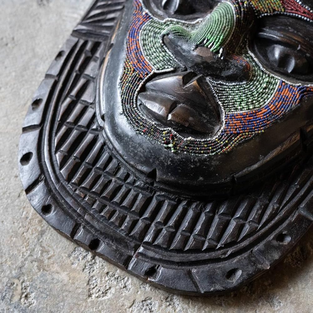 美品　木製　アフリカ　仮面　マスク　装飾が丁寧な　重厚感ある　オブジェ　飾り 美品 木製 アフリカ 仮面 マスク 装飾が丁寧な 重厚感ある